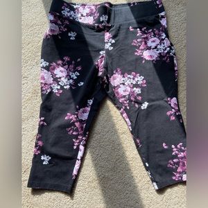 TORRID FLORAL PREMIUM PONTE
STRETCH PULL-ON PIXIE PANTS SIZE 3R